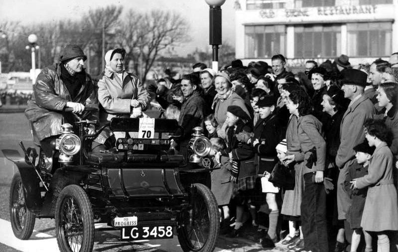 Macclesfield Nostalgia: Veteran car rally and canal flooding draw crowds