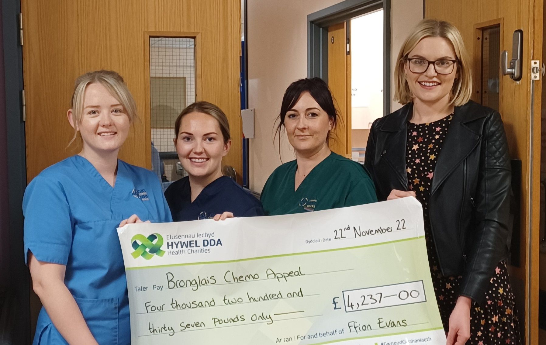 Swyddog tai Aberystwyth yn codi dros £4,000 ar gyfer Apêl Chemo Bronglais er cof am lysfam
