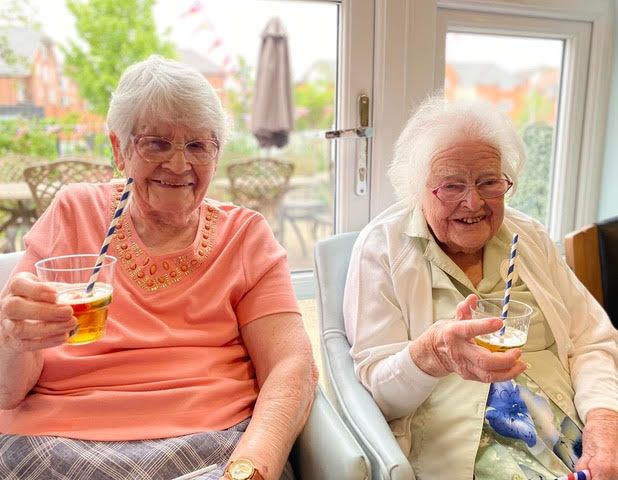 Friends of 72 years move into Abingdon care home together