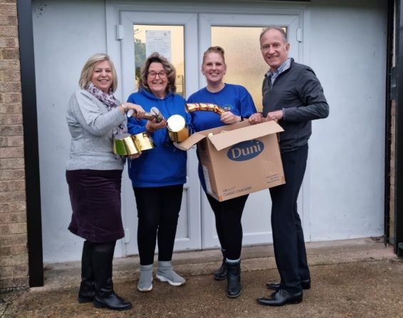 London golf club helps Community Cupboard support close to 300 families this Christmas