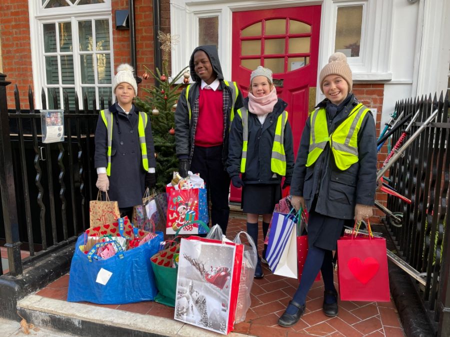 Chelsea children bring Christmas cheer to community