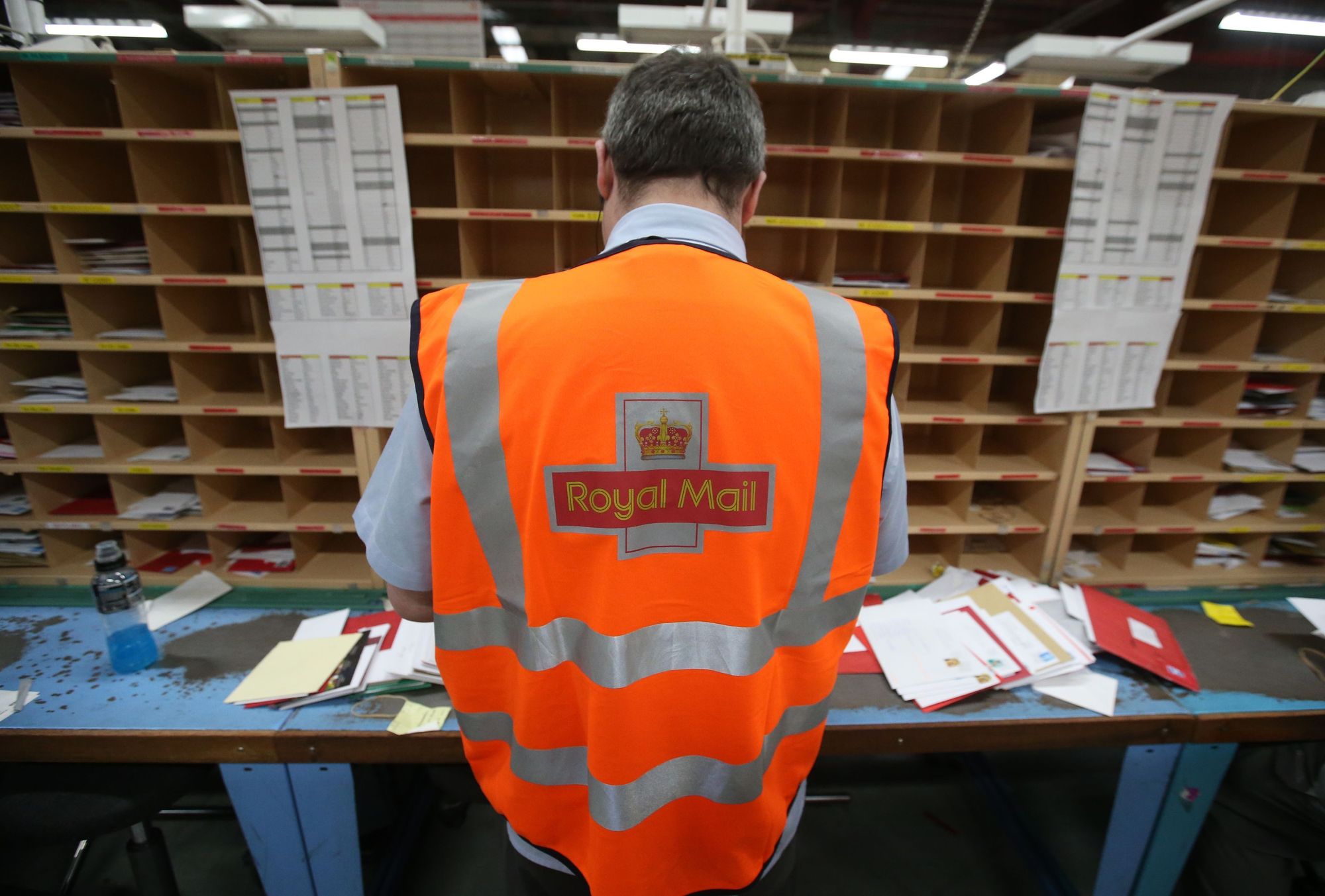 Royal Mail tells customers not to send items abroad after cyber attack