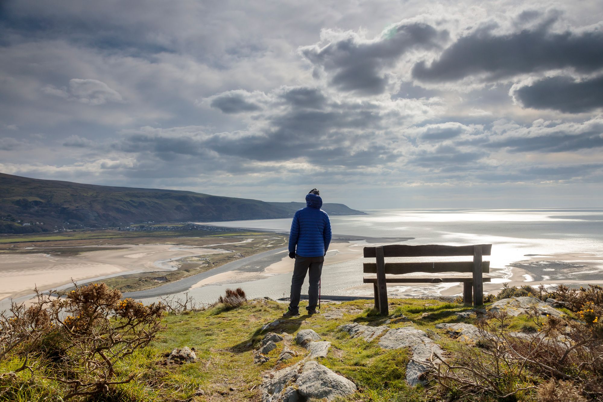Rhew ac eira'n achosi trafferthion ar y ffordd