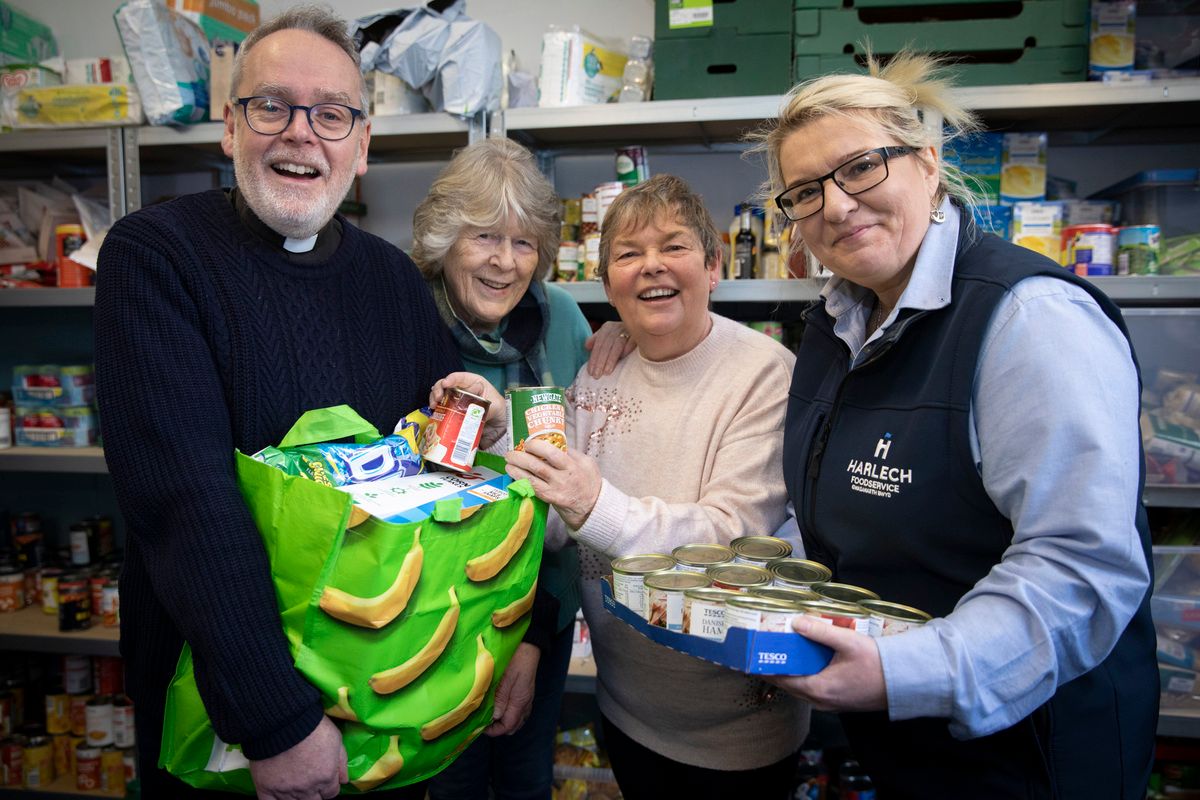 Conwy Bags of Love receives £500 donation for food parcels