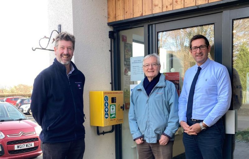 Bovey Tracey receives new defibrillator from Devon Air Ambulance