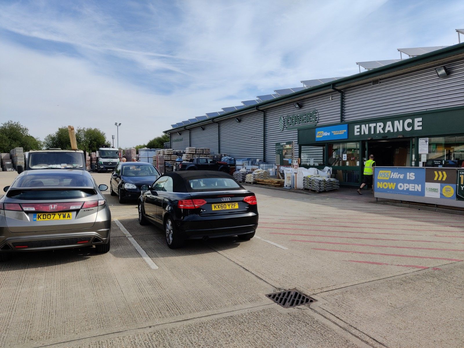 Farnham hospice to receive donation from Aldershot builders merchants