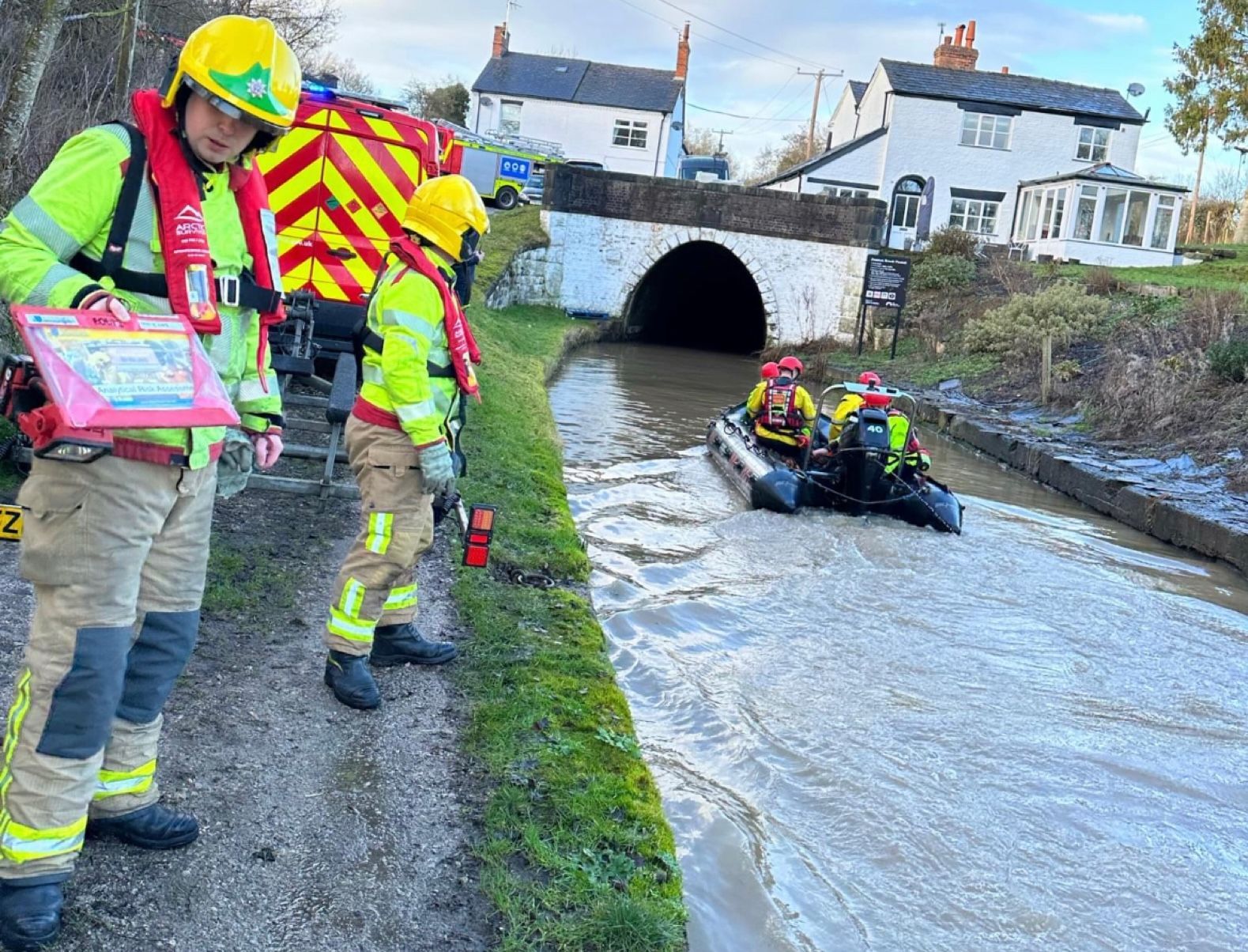 Children shouting for help leads to canal rescue on Halton canal