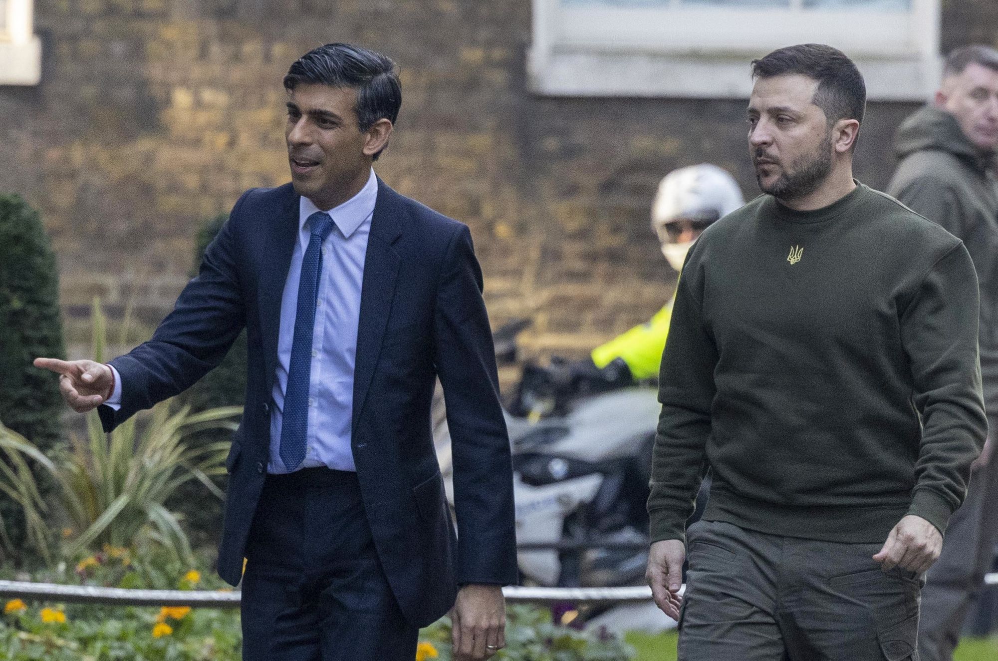PM considers giving fighter jets to Ukraine, as Zelensky visits UK