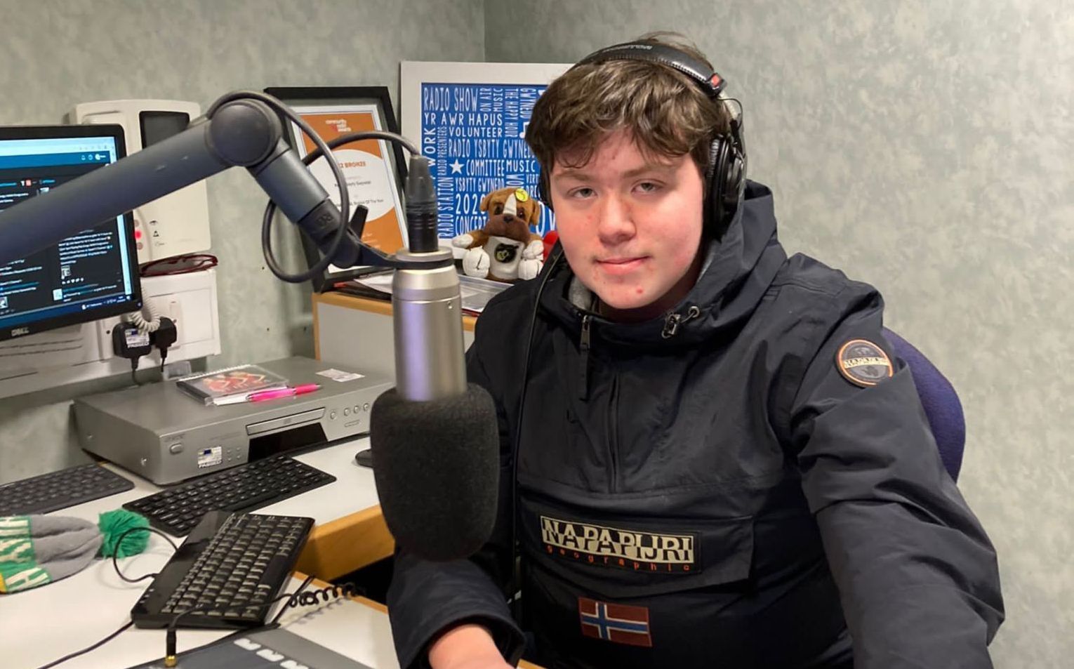 Radio Ysbyty Gwynedd joins local school to inspire future presenters