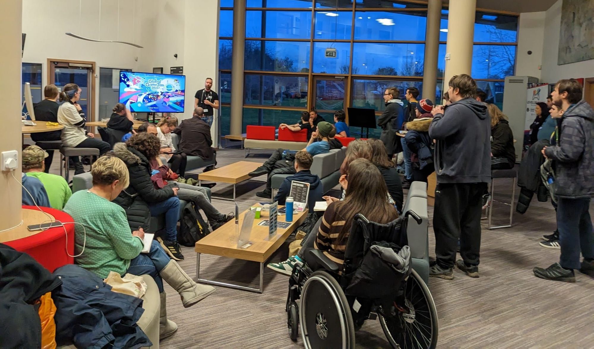 Mae chwaraewyr Wrecsam yn cymryd rhan yn Global Game Jam am ddegfed flwyddyn yn olynol