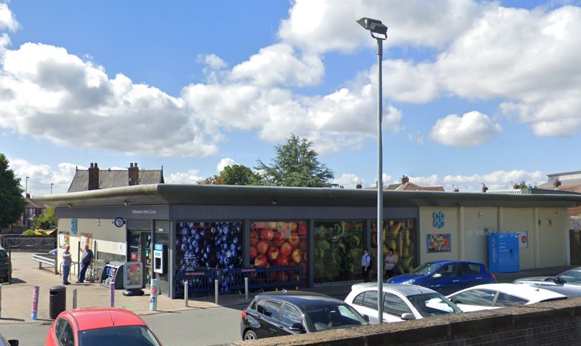 'Crowbar' crooks sighted at burgled shop in Widnes