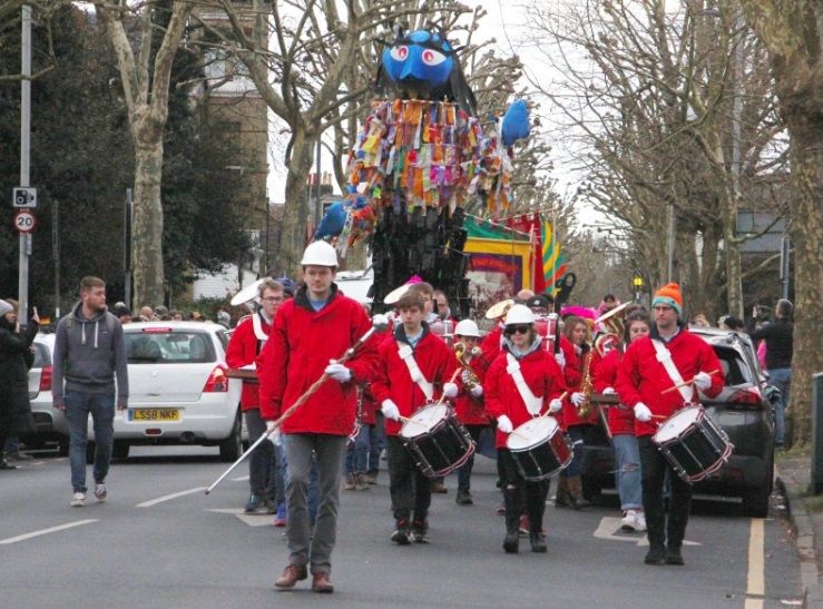 Drivers left baffled as festival giant stops traffic at Surbiton junction