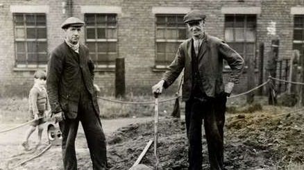 Macclesfield Nostalgia: Digging deep for war effort shown in 1930s snapshot