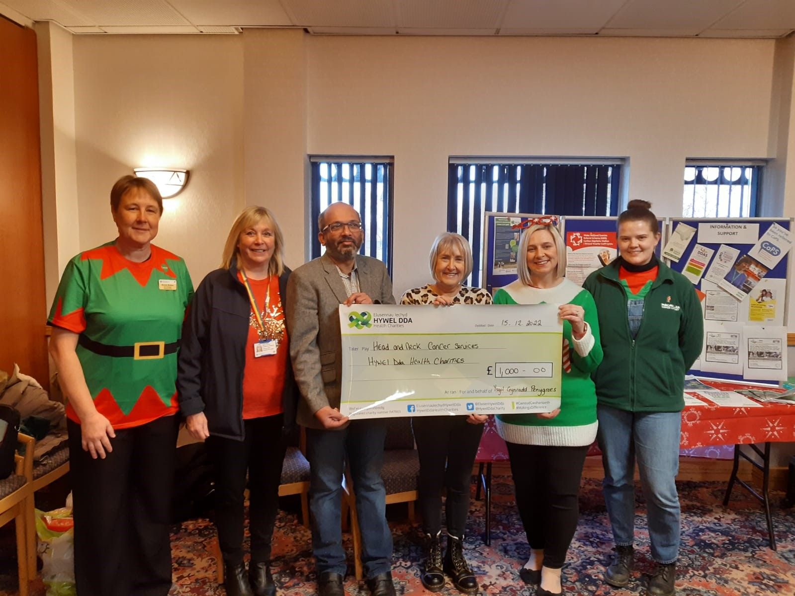 Arwerthiant cacennau yn codi £1,000 i wasanaeth canser y pen a'r gwddf yn Sir Gaerfyrddin