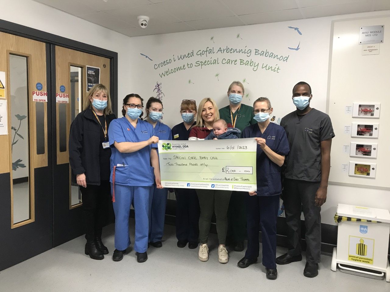 Noson bingo yn codi £2,000 i uned arbennig gofal babanod