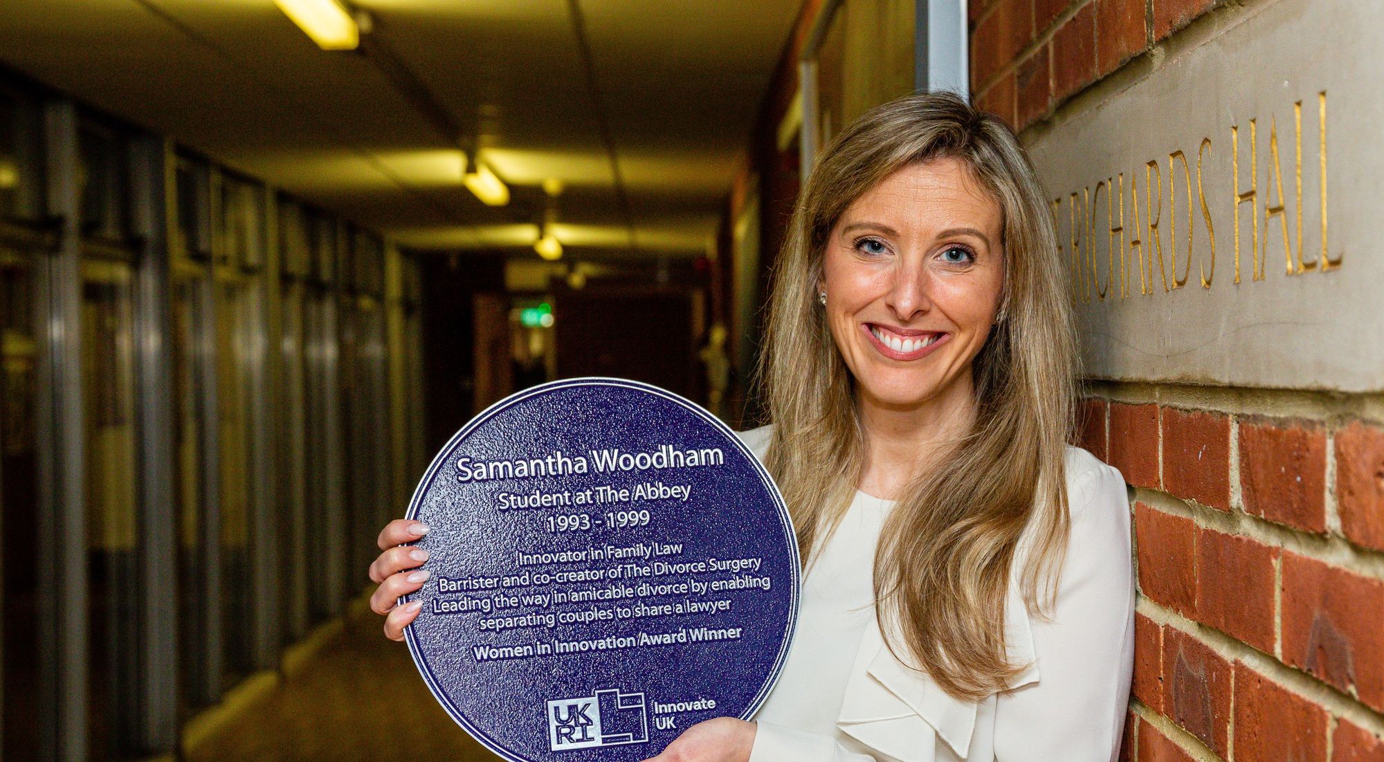 Berkshire school reveals purple plaque to celebrate former pupil