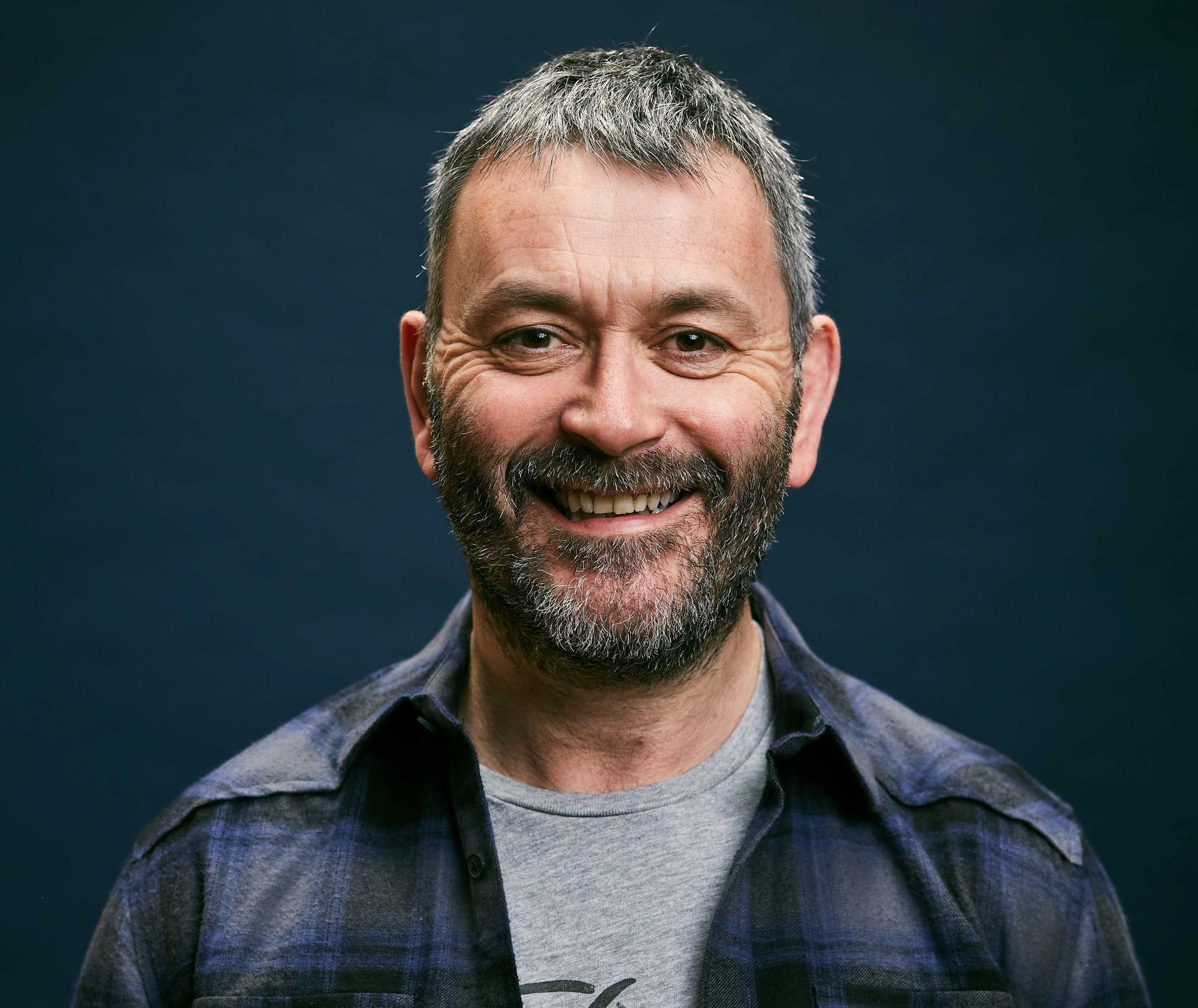 Tudur y seren stand-yp yn hybu comedi fel modd i wella iechyd meddwl