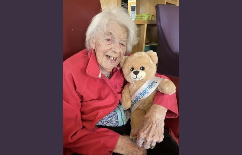 'Blooming fantastic' birthday for great-grandmother gifted 100 daffodils and 100 cards