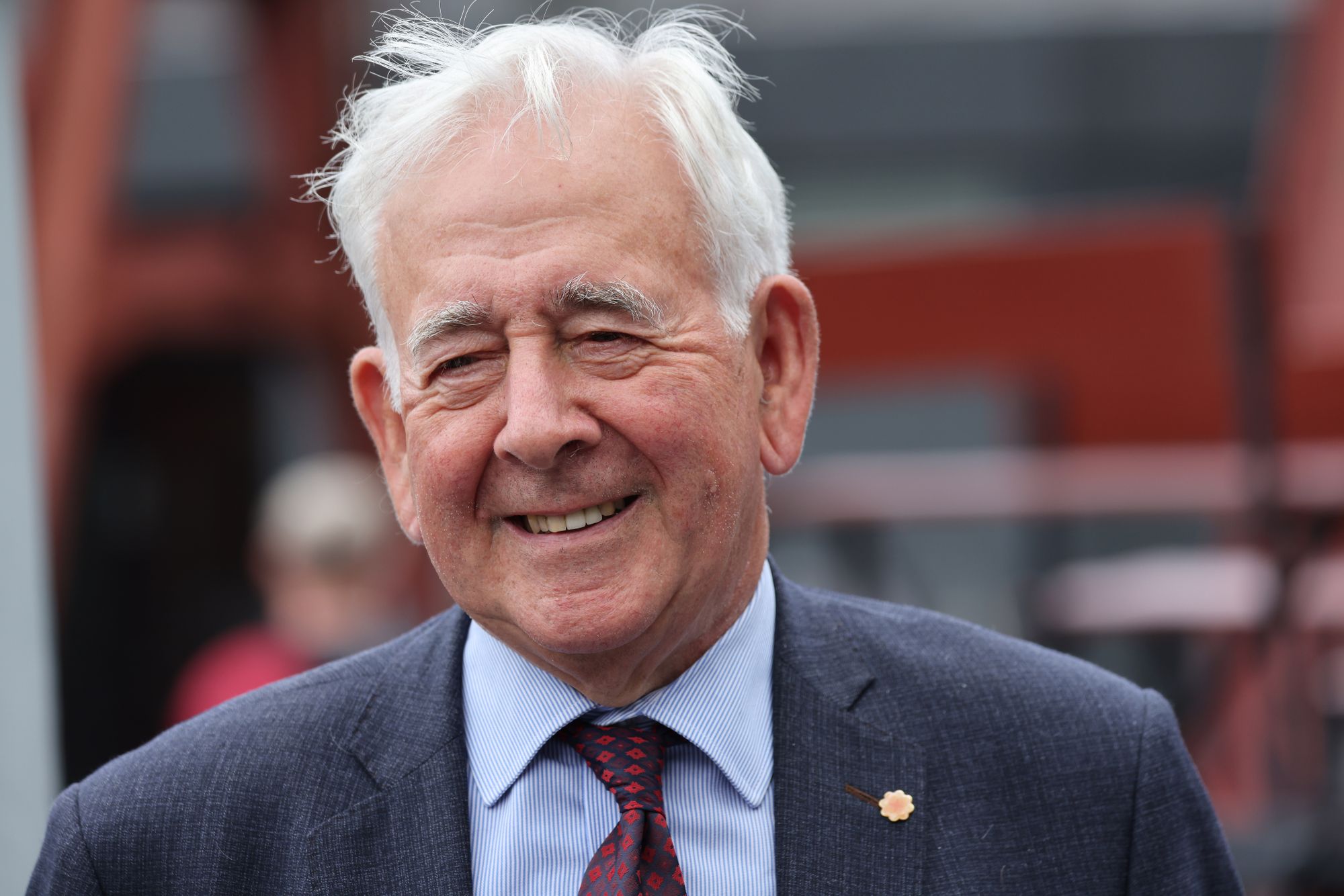 Yr Arglwydd Wigley yn datgan gwir werth ymddiddori mewn gwleidyddiaeth