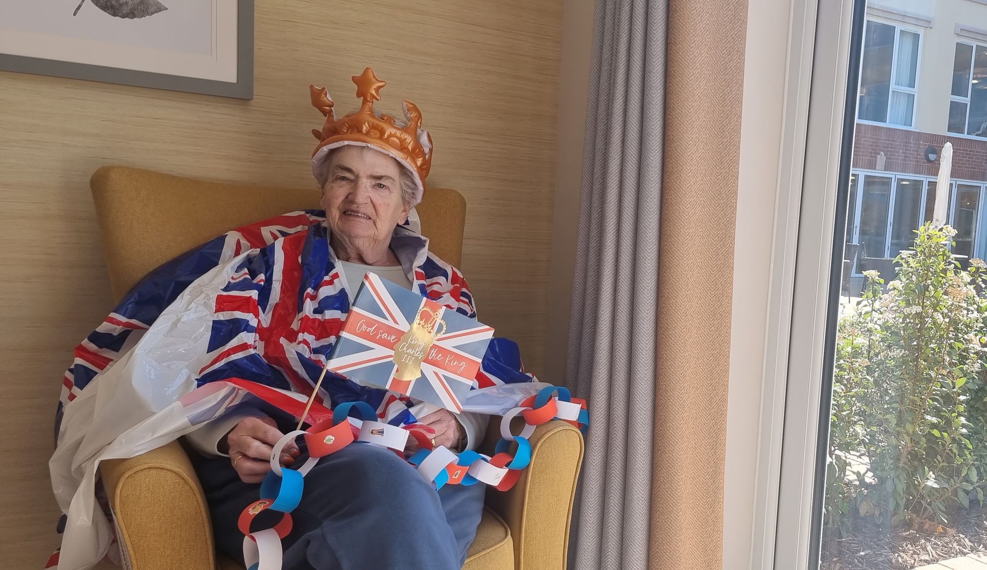 'We stood in the mall in the late 40s to watch the golden coach go by' - memories of the monarchy