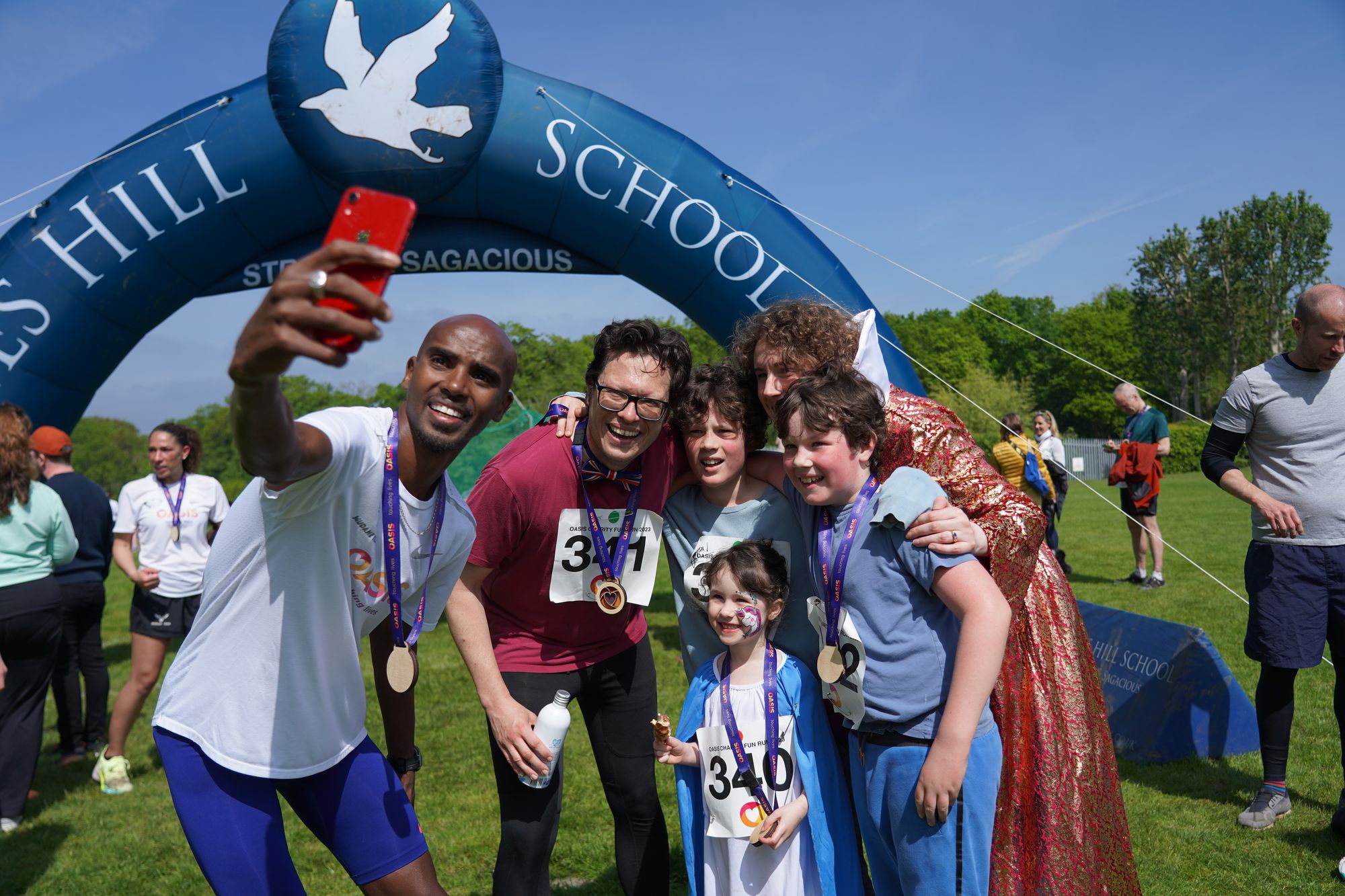 Sir Mo Farah joins 400 fundraisers for fun run races in Oxshott