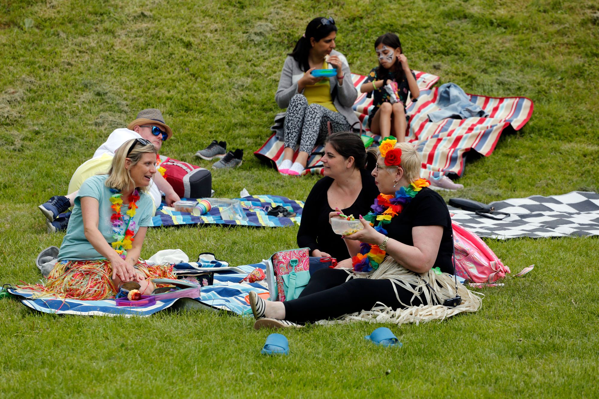 Foster families in Croydon make friends and share experiences at Hawaiian picnic
