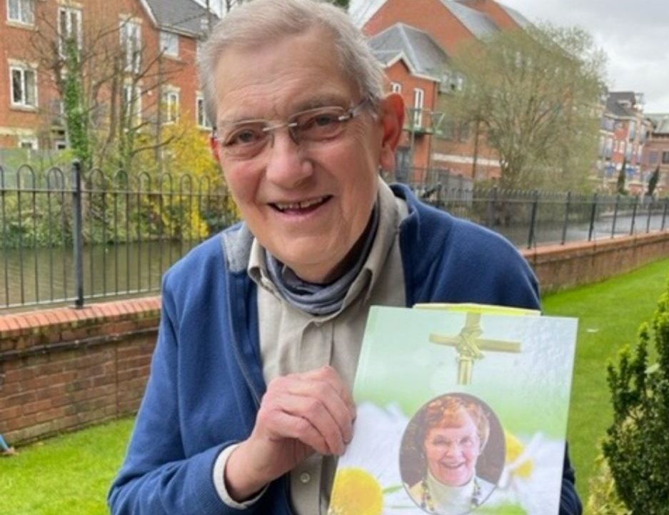 81 yr old Tom joins Manchester midnight walk in aid of St Ann's Hospice