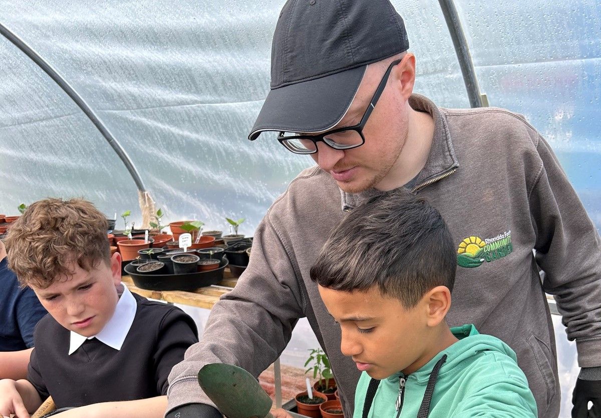 Maerdy school pupils join forces with community garden to support the old and vulnerable