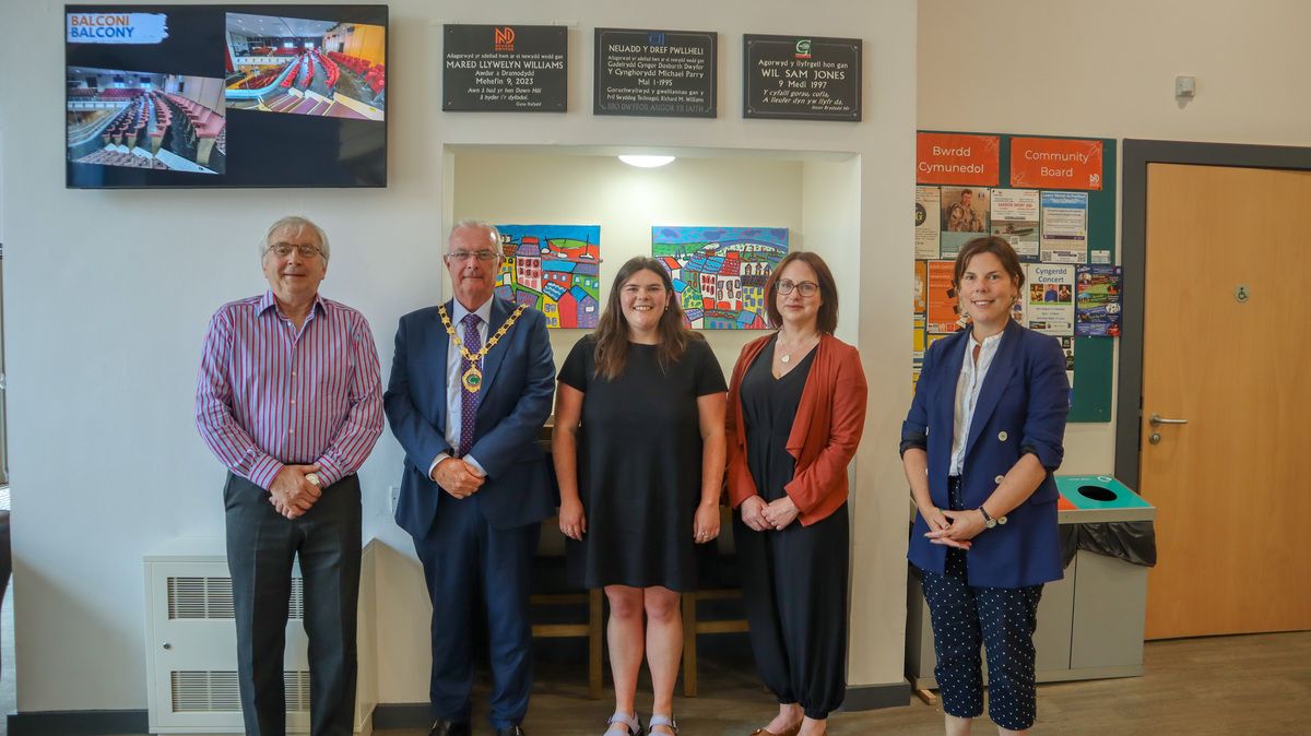 Neuadd Dwyfor Pwllheli'n agor yn swyddogol ar ei newydd wedd