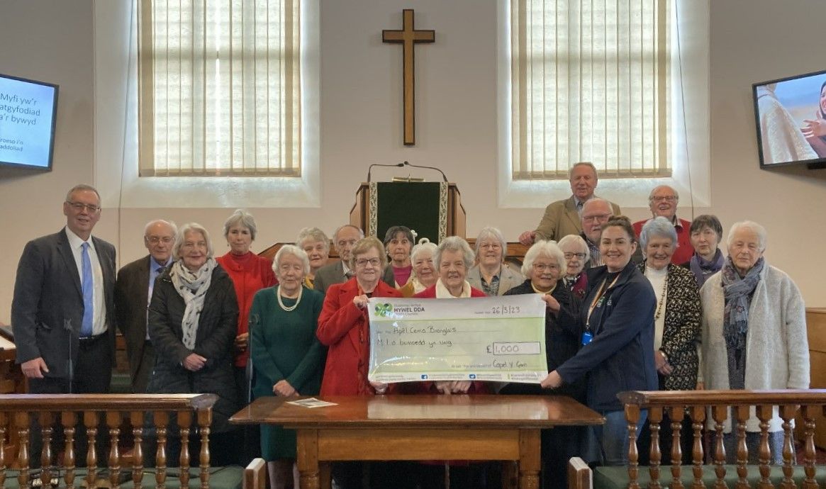 Capel yn rhoi £1,000 at Apêl Cemo Bronglais