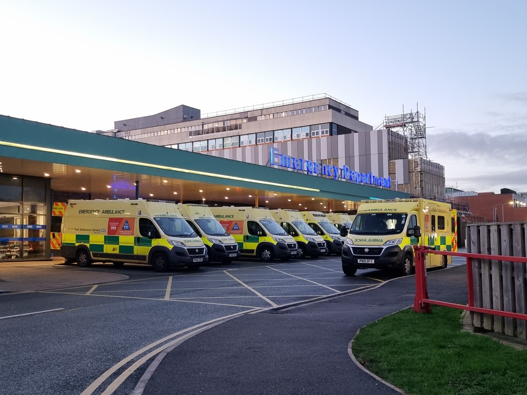 Mum with suspected sepsis left waiting on A&E floor for 42 hours in 'excruciating pain'