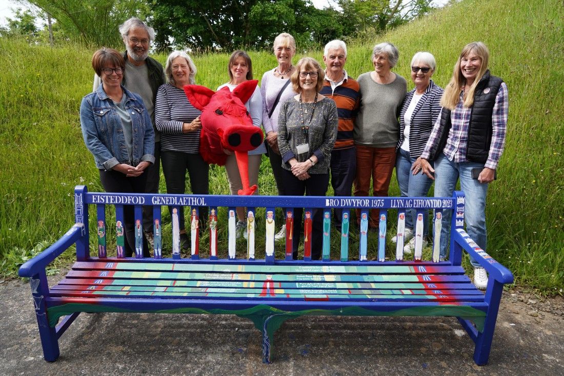 Welsh learners decorate Criccieth bench ready for National Eisteddfod