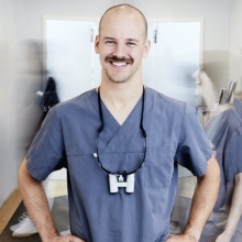 Bild vergrößern: Dennis Schaller, Zahnarzt Planegg