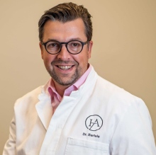 Bild vergrößern: Timo Bartels, Plastischer & Ästhetischer Chirurg Hamburg