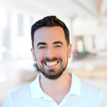 Bild vergrößern: Dominik Pfeil, Zahnarzt München