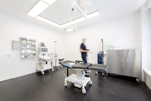 NOMI CLINIC Dr.med. Lukas M. Grüter Facharzt für Plastische- und Ästhetische Chirurgie-2