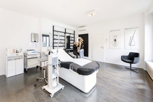 NOMI CLINIC Dr.med. Lukas M. Grüter Facharzt für Plastische- und Ästhetische Chirurgie-1