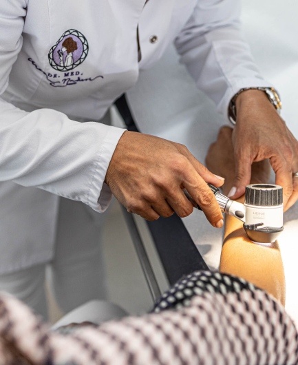 Dermatologische Privatpraxis Dr.med. Aresu Naderi Fachärztin für Dermatologie und Venerologie-1