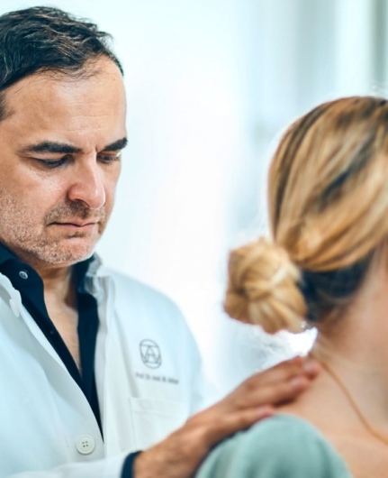 Experts First, Die Knochendocs Dr.med. Wolfram Wenz und Prof.Dr. Michael Akbar  -1