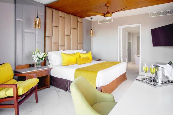 Hotel Secrets Royal Beach