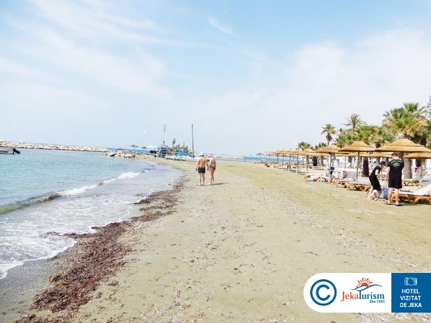 Poze Golden Bay Beach 11