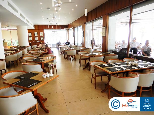 Poze Golden Bay Beach 6