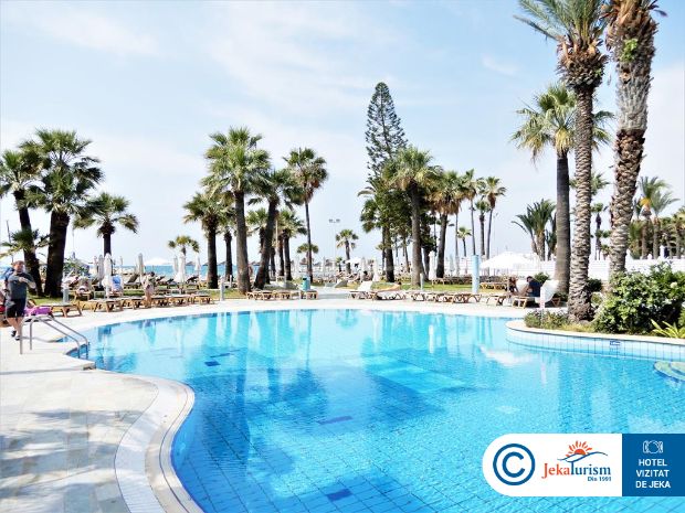 Poze Golden Bay Beach 7