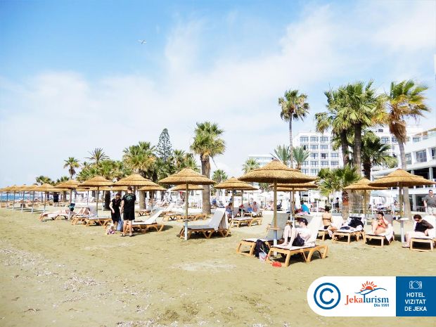 Poze Golden Bay Beach 8