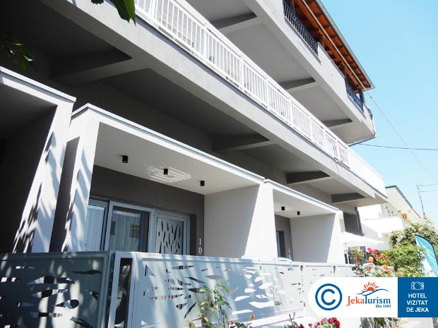 Poze Mr & Mrs K Lofts Thassos