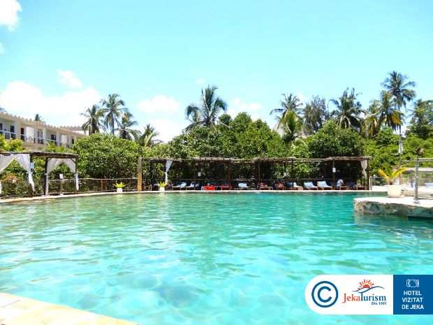 Poze Reef And Beach 10