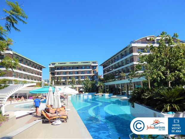 Poze Tui Blue Side Side