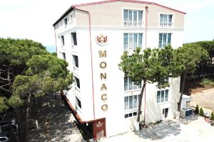 Hotel Monaco & Garden Golem