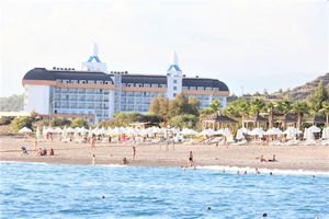 Hotel Throne Beach Resort & Spa Side