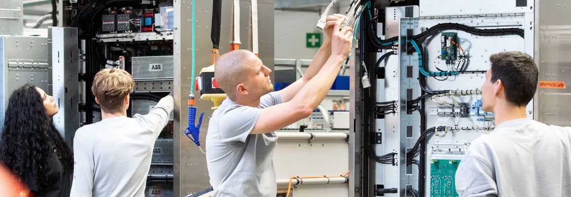Taajuusmuuttajakaappien loppukokoonpanija sähköistyksien pariin ABB Oy Drives